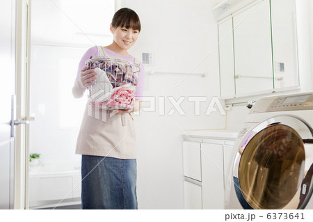 洗濯かごを持つ若い女性 6373641