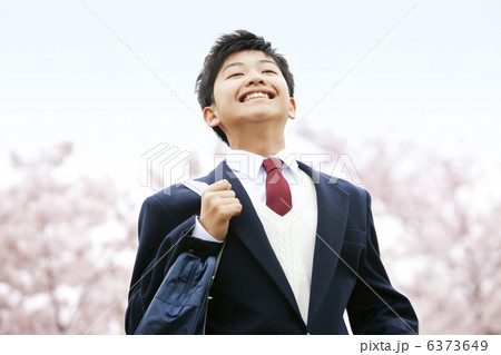 桜と走る男子学生 6373649