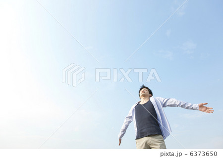 腕を広げる男性 6373650