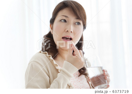 薬を飲む女性 薬を飲む女性 6373719