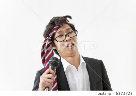 ネクタイを頭に巻いて歌うビジネスマン 6373723