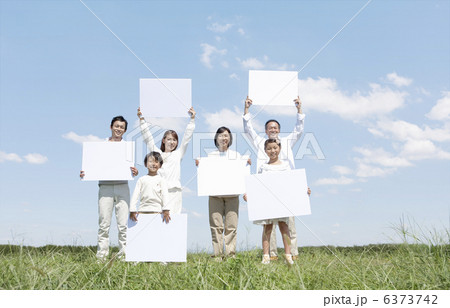 ホワイトボードを持つ3世代家族 6373742