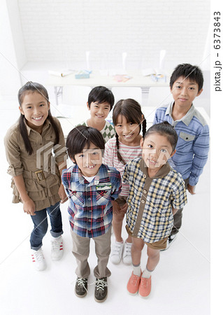 集まって立つ小学生6人 集まって立つ小学生6人 6373843