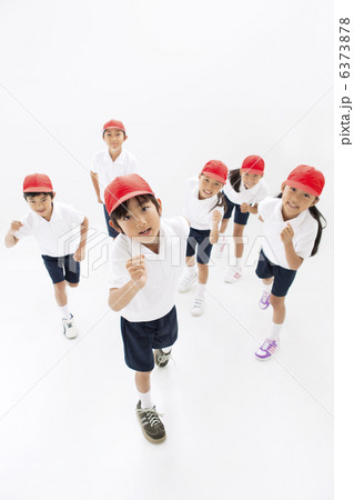 走る体操服姿の小学生 6373878