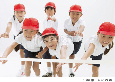 ゴールする体操服姿の小学生 6373936