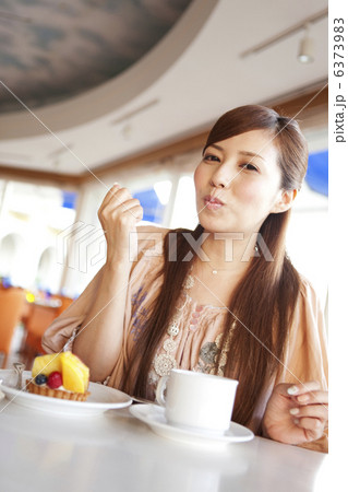 ティータイム中の女性 6373983
