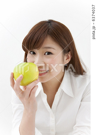 青リンゴの香りを嗅ぐ女性 6374037