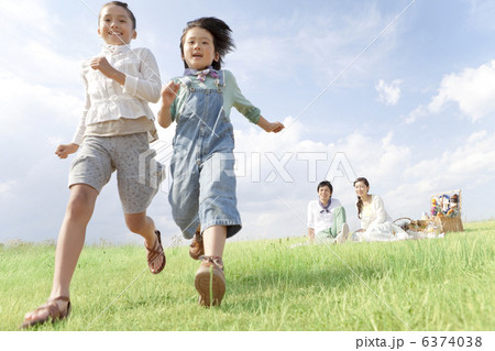 走っている子供と見守る両親 走っている子供と見守る両親 6374038