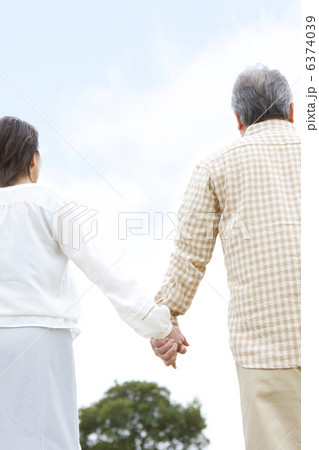 手をつないでいる中高年夫婦 手をつないでいる中高年夫婦 6374039