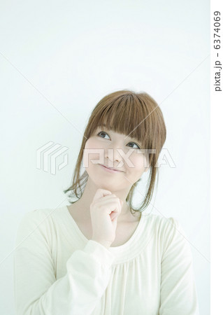 考える女性 考える女性 6374069