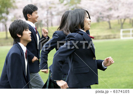 走る男女学生4人 走る男女学生4人 6374105