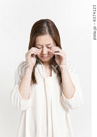 泣くポーズをする女性の写真素材