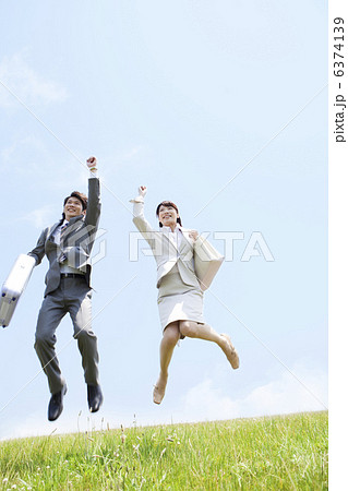 ジャンプするビジネスマンとビジネスウーマン 6374139
