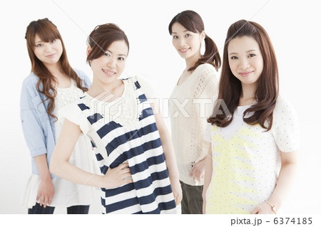 笑顔の女性4人 6374185