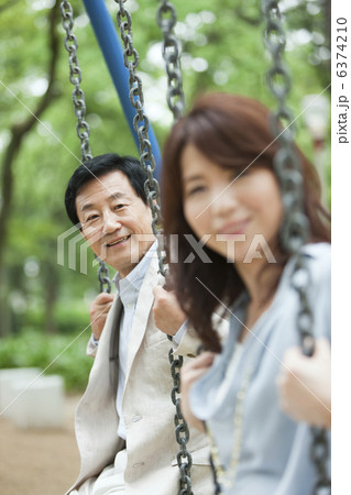 ブランコに乗る中高年夫婦 ブランコに乗る中高年夫婦 6374210