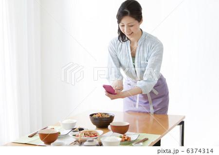 スマートフォンで写真を撮る女性 スマートフォンで写真を撮る女性 6374314