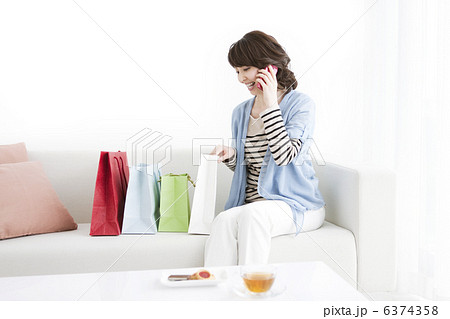 ソファーで電話をする女性 6374358