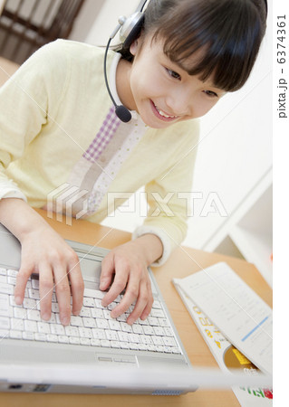 インカムをつけてパソコンに向かう女の子 インカムをつけてパソコンに向かう女の子 6374361