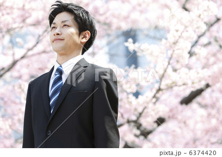 桜の前に立つビジネスマン 6374420