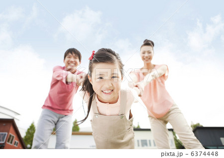 手をつなぐ家族3人 手をつなぐ家族3人 6374448