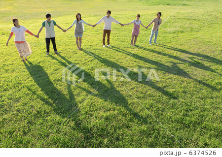 並んで手をつなぐ若者たち 6374526