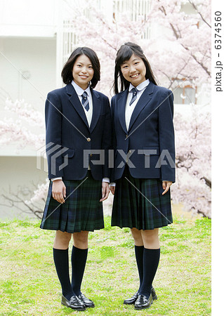 桜と女子学生2人 6374560