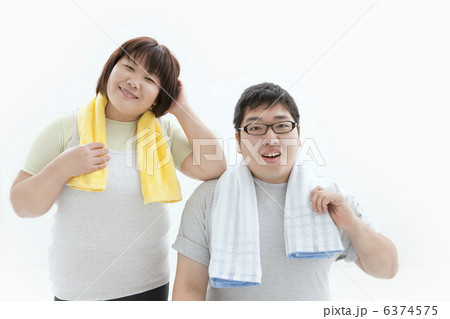 タオルを持つ肥満カップル タオルを持つ肥満カップル 6374575