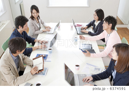 打ち合わせ中のビジネスマン6人 6374591