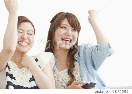 ガッツポーズをしている女性2人 6374592