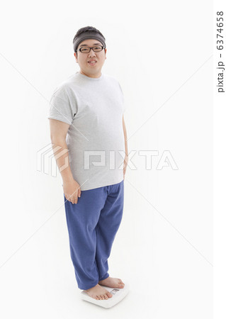 体重計に乗る肥満男性 6374658