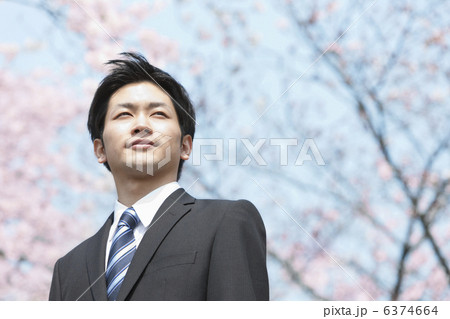 桜の前に立つビジネスマン 桜の前に立つビジネスマン 6374664