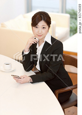 スマートフォンを操作するビジネスウーマン 6374689