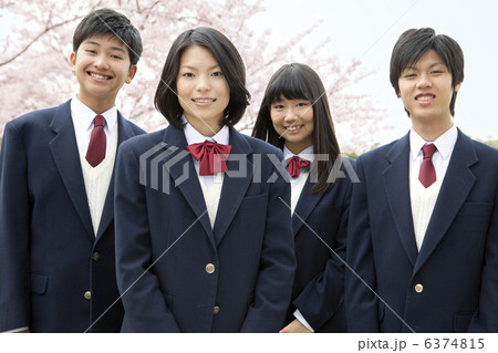 桜と男女学生4人 6374815