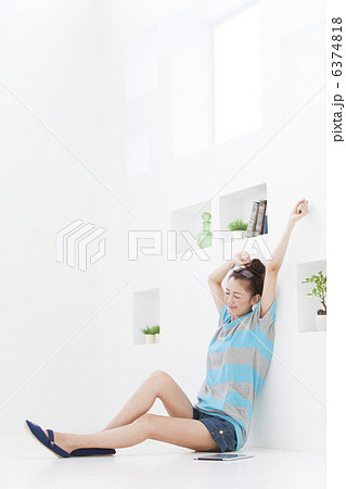 伸びをする女性 6374818