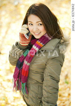 携帯電話で会話する女性 携帯電話で会話する女性 6374842