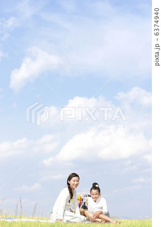 笑顔の家族2人 笑顔の家族2人 6374940