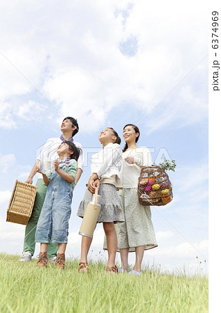 空を見上げている家族4人 空を見上げている家族4人 6374969