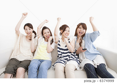 ガッツポーズをしている女性4人 6374999