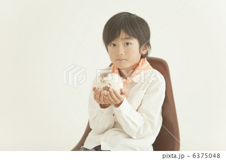 地球儀を持って座る男の子 6375048