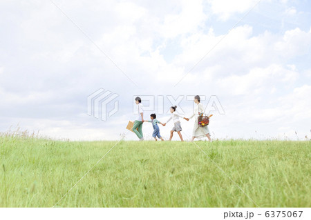手をつないで歩いている家族4人 6375067