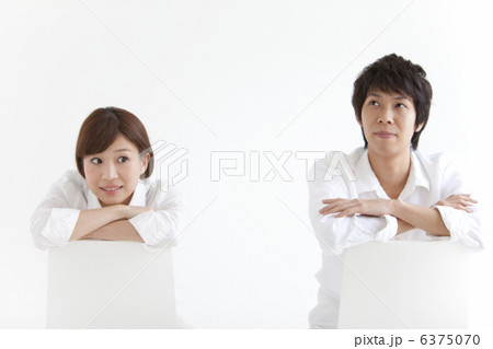 笑顔の男性と女性 6375070
