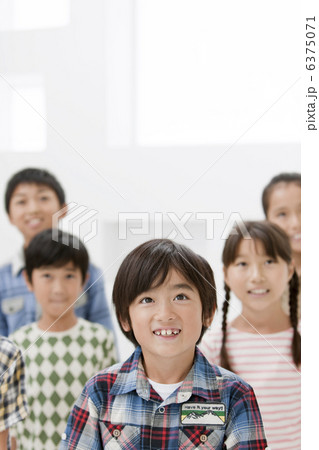 見上げる小学生5人 見上げる小学生5人 6375071