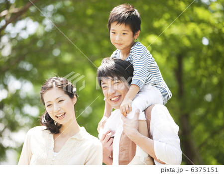 笑顔の家族3人 6375151