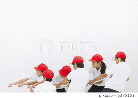 綱を引く体操服姿の小学生 6375153