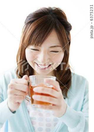 グラスを持つ女性 6375231