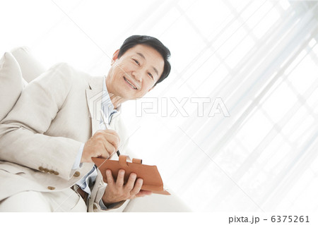 手帳を持つ中高年男性 6375261