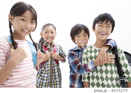 笑顔の小学生4人 6375275
