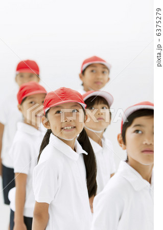 遠くを見る体操服姿の小学生 遠くを見る体操服姿の小学生 6375279