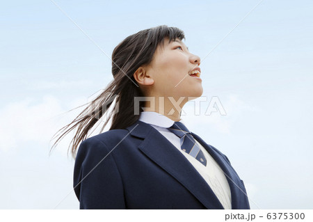 空を見上げる女子中高生 6375300