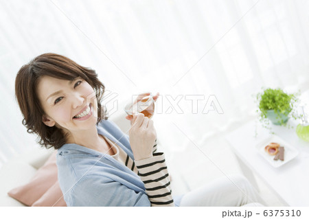 ティータイムの女性 6375310
